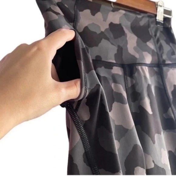 Athleta Lightning Camo 7/8 Tight Leggings Size XS - Picture 9 of 14